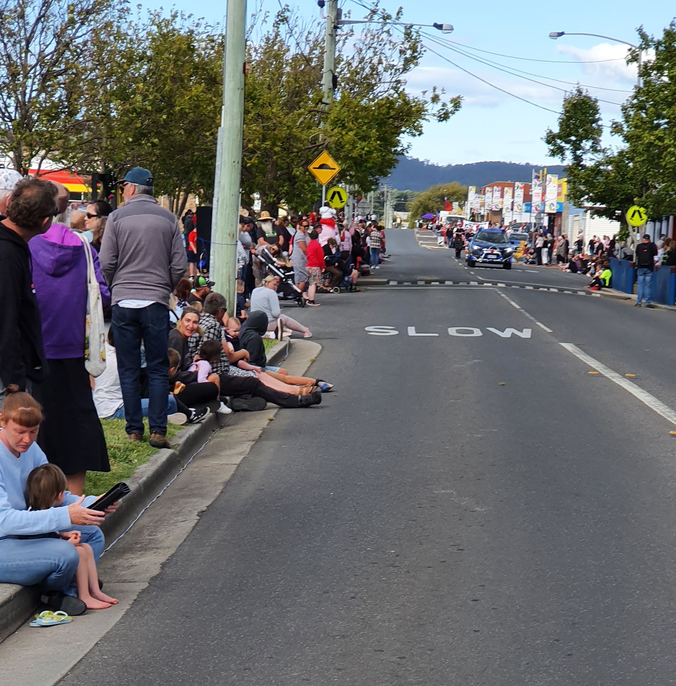 Crowd lining Macquarie St for the parade
